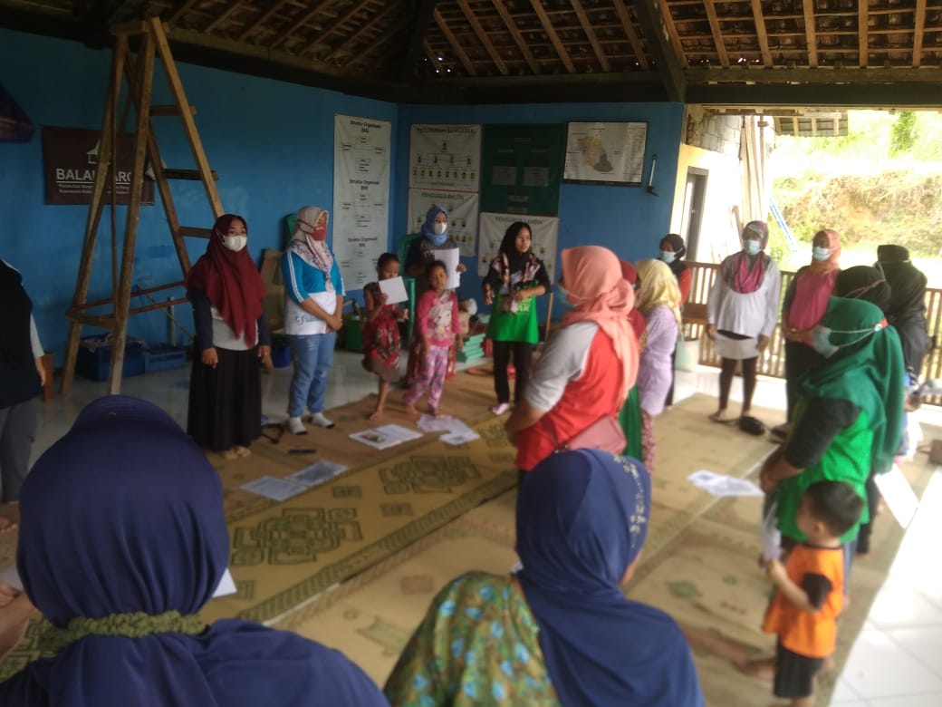 Ibu-Ibu PKK Sangkrek Semangat Latih Salam Genre